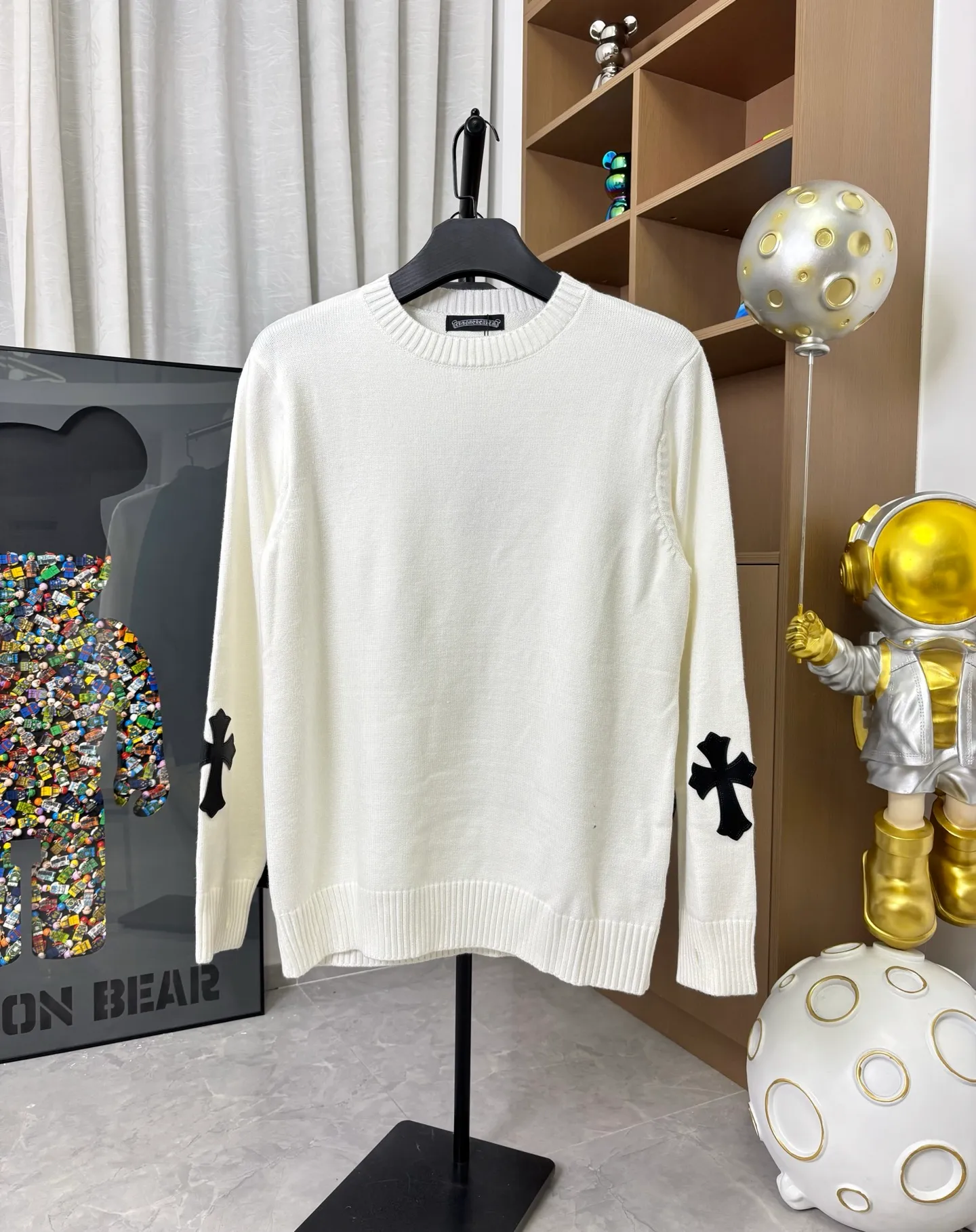 P260 Style number: DC228# [Chrome Hearts] Chrome Hearts' new cross-knit jacquard appliqué embroidered round neck pullover sweater. Contains 20% wool. The item is made of custom-dyed and custom-spun yarn, purchased from the original version. A full set of customized accessories. Details determine success or failure. A new model for autumn and winter. It is soft and delicate and does not tie the body. The upper body effect is very nice. Loose fit. Same style for men and women. Color: White Black Size: S-L [Picture 9️⃣Size Chart]